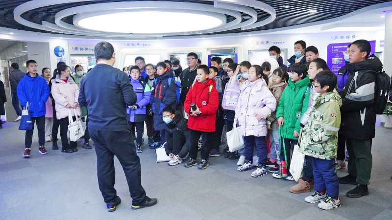 學生們在展廳里聚精會神地參觀和聽取講解